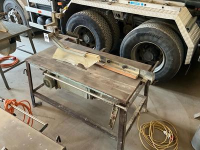 Overview picture of table sawing machine